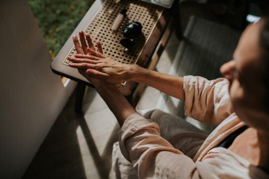 A person rubbing their hands together.